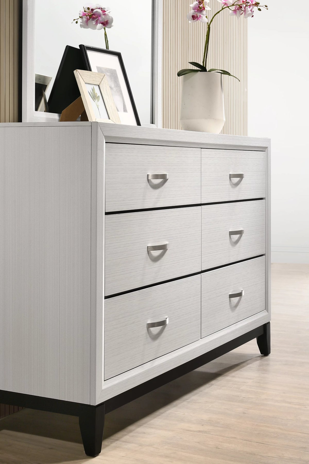 White Queen Bedroom Set with Dresser, Mirror, Night Stand B7732