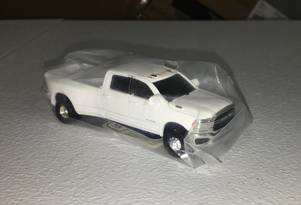 1:64 Diecast RAM 3500 Dually Pickup Truck O183