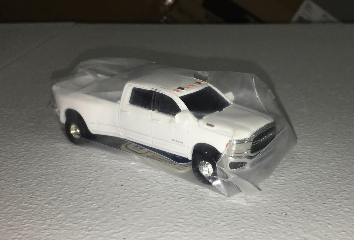 1:64 Diecast RAM 3500 Dually Pickup Truck O183